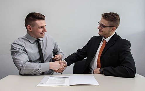 Conseiller KAF SERVICE Finance présentant une solution de financement