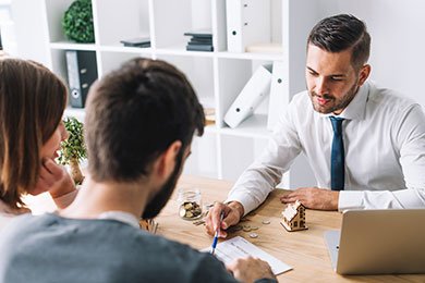 Dirigeants de PME recevant un prêt professionnel